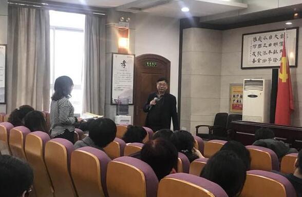 禹老师与与会教师互动中