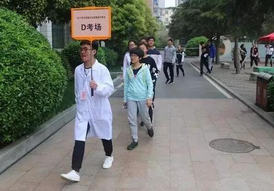 引导考官分批带领考生进入考场
