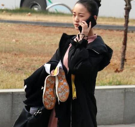 艺考生学生进考场前整理好着装