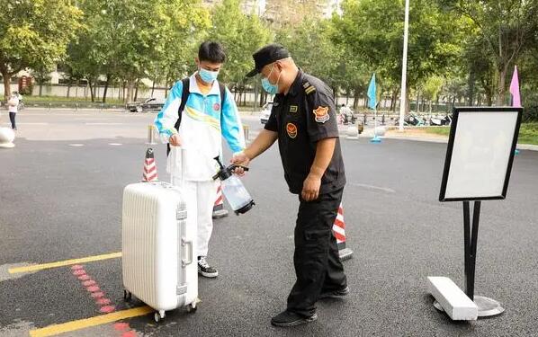 为学生行李消毒